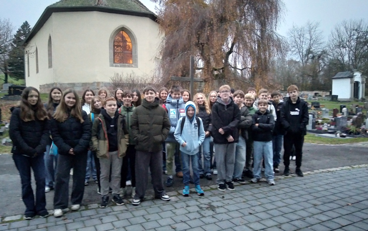 Die Konfie Gruppe auf dem Weidenberger Friedhof