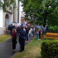 Nach dem Gottesdienst im Kirchhof