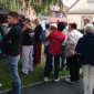 Schlange stehen beim Grillstand
