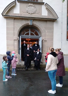 Auszug aus der Kirche, die Kindergottesdienst-Gruppe steht Spalier