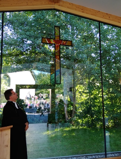 Das neue Glaskreuz in der Aussegnungshalle