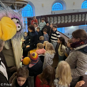 Christine Hammer mit den Kindern an der Orgel