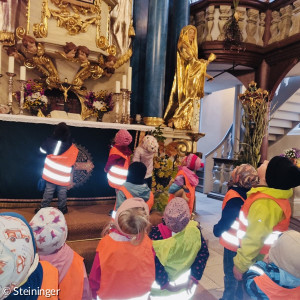 Die Steinachwichtel vor dem Altar in St. Michael