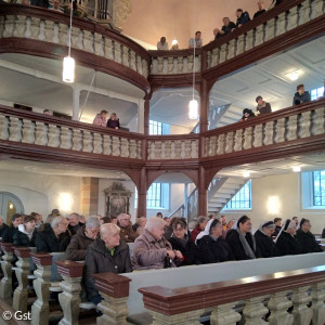Die Besucher vor dem Gottesdienst