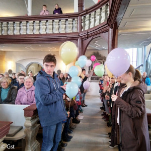 Die Kindergottesdienstgruppe steht Spalier zum Ausgang