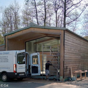 Handwerker arbeiten an der Aussegnungshalle am 11.05.2022