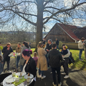 Ostereiersuche und Kaffeetrinken im Kirchhof