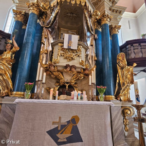 Der geschmückte Altar in St. Michael