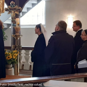Vor dem Altar, im Hintergrund ein Teil der 13 Mitschwestern