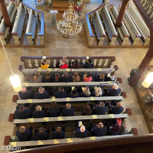 Blick von oben auf die Gottesdienstteilnehmer