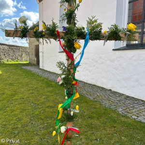 Das geschmückte Osterkreuz in Stockau