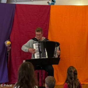 Karl Grüner mit dem "Schifferklavier"