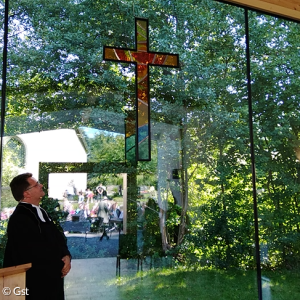 Das Glaskreuz im Andachtsraum, ein Geschenk des Architekten